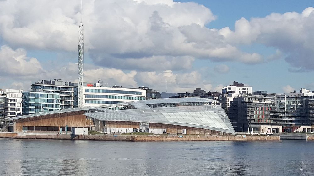 Nye forretningsbygg blokkerer radiosignalene fra mobilnettet. En av måtene å skaffe bedre innendørsdekning på, er å høste mobilsignalene ute og forsterke og spre dem innendørs med små "basestasjoner".