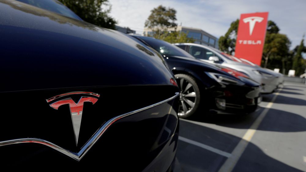 Båden en Model X og en Model S parkert hos en forhandler i Australia. Tesla har revelusjonert elbilmarkedet. Begge disse bilene vil nå bli dyrere. (Foto: REUTERS/Jason Reed.)