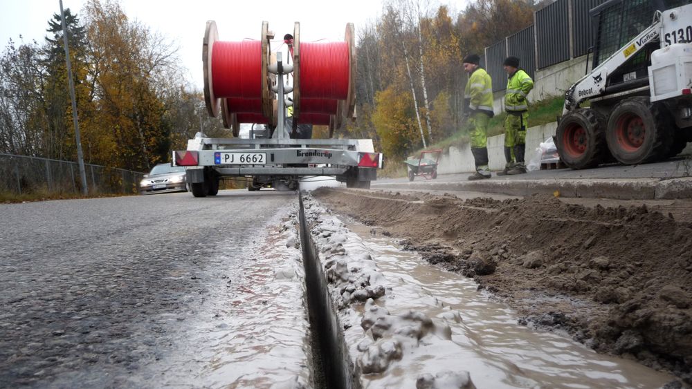 Også det fysiske avtrykket blir mindre ved mikrotrenching. Her er mikrogrøften klar til å fylles med sand og og tettes med gummiasfalt.