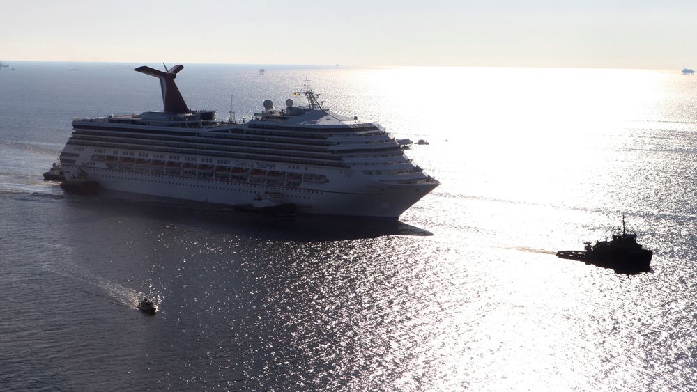 Carnival har vært i hardt vær tidligere også. Her taues Carnival Triumph til havn i Mobile, Alabama i 2013 etter en brann i maskinrommet.