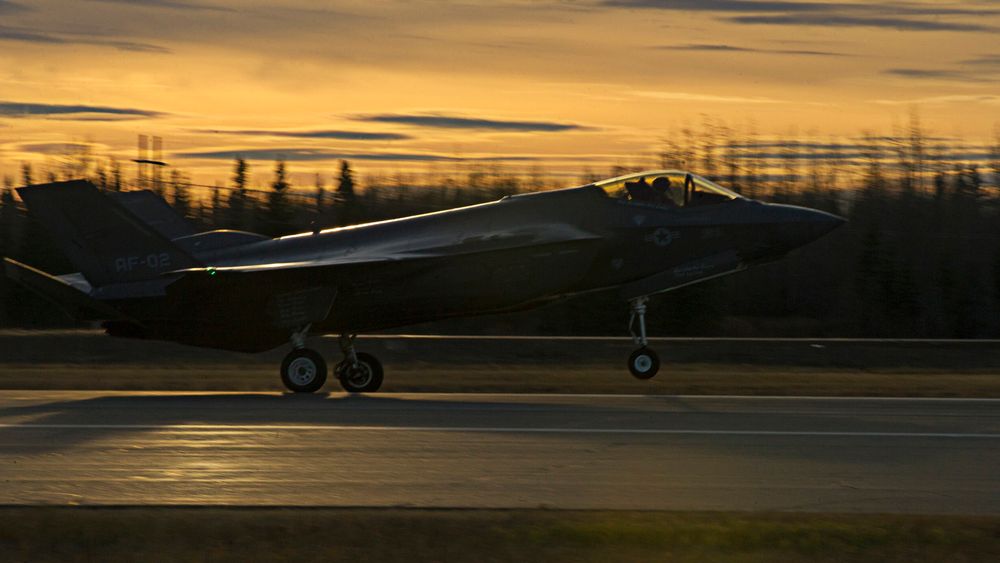 Testflyet AF-2 lander på Eielson Air Force Base i Alaska 12. oktober i forbindelse med bremseskjermtesting på islagt rullebane.