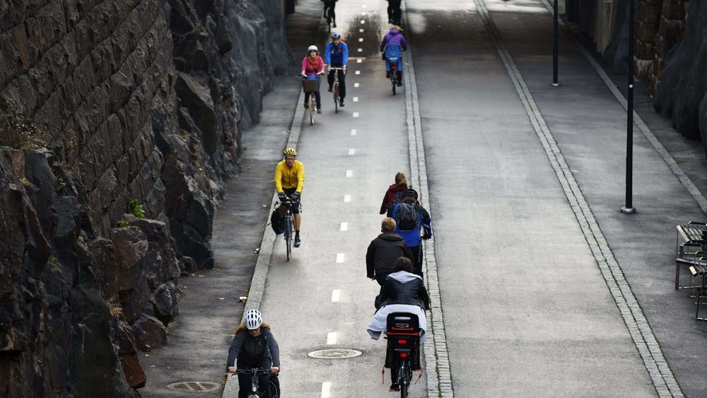 Morgentrafikk langs Baana, en av Helsingfors' sentrale sykkel- og gågater. Nå har forskere undersøkt hvordan byen kan løse transportutfordringene uten privatbiler.