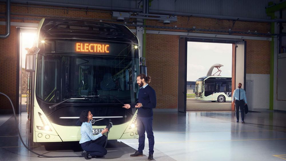 Nye Volvo 7900 electric kan lades både med kabel og pantograf.