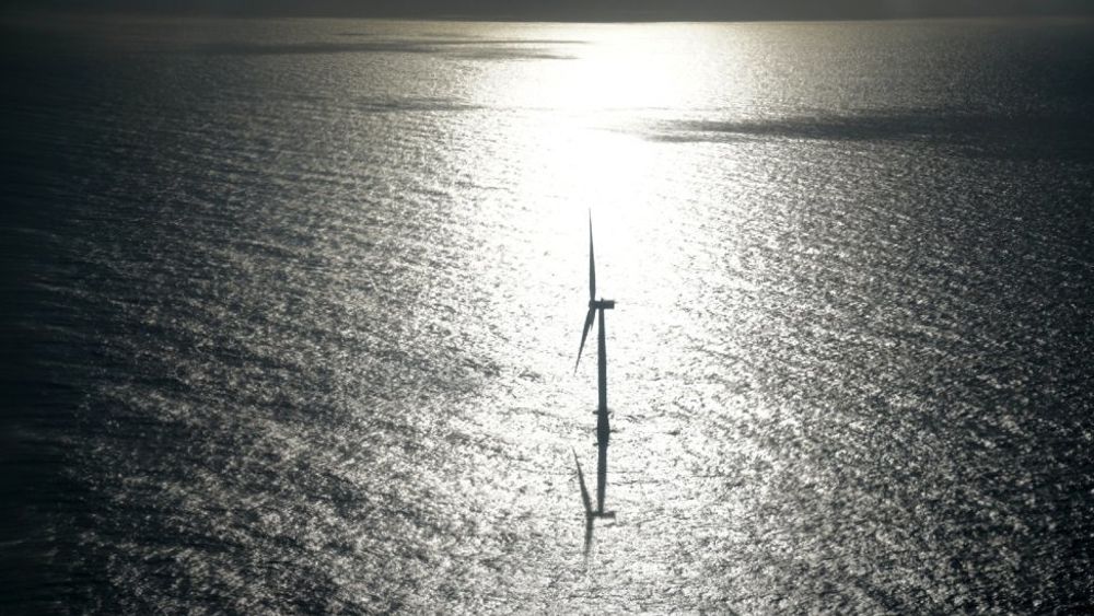 Onsdag var det offisiell åpning av Statoils Hywind-prosjekt utenfor Skottland. Bildet viser en av turbinene som nå leverer strøm.  Offshore vind er det viktigste området for norske fornybarbedrifter.
