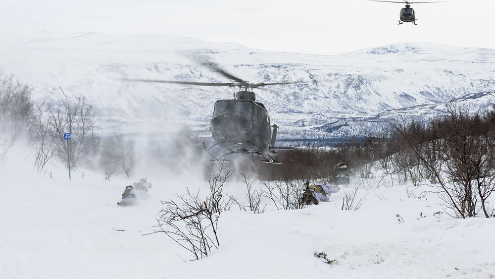 Soldater fra 2. bataljon innsettes med Bell 412-helikoptre, tilhørende 339 Skvadron i Luftforsvaret, under øvelse Joint Viking 2015 i Finnmark. Dette er ikke samme øvelse hvor akslingen knakk. 