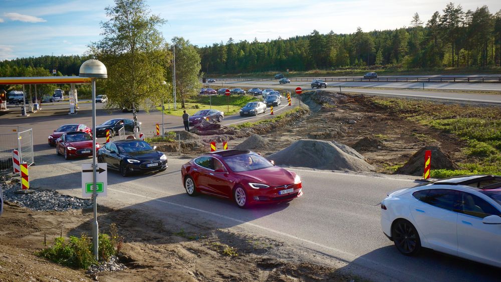 Tesla-konvoi i forbindelse med åpning av ny ladestasjon på Nebbenes i fjor.