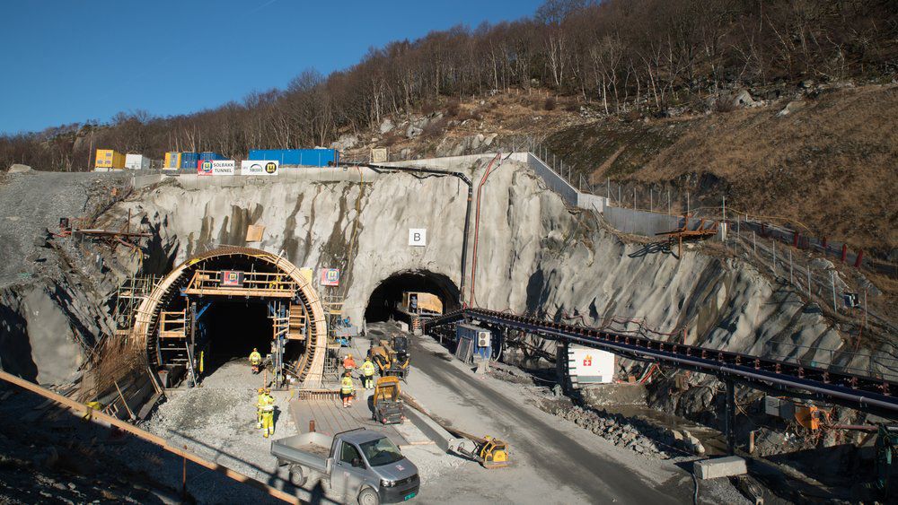 Kun 2,5 meter med fjell gjenstår å sprenges vekk i Ryfast-tunnelen, før de to løpene  fra hver sin side av fjorden møtes på midten og blir ett langt. Her er inngangen til tunnelen fra Solbakk-siden. Syv kilometer inn kommer gjennomslaget torsdag ettermiddag.