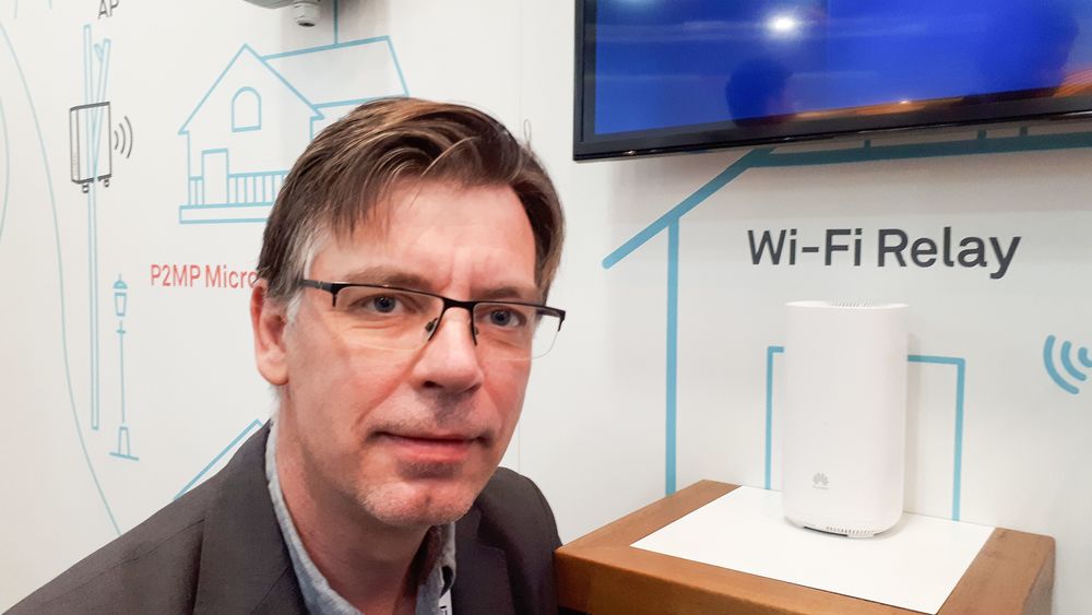 Produktsjef Asle Bøyum i Huawei fotografert på selskapets stand under Broadband World Forum. Her med wifi-boksen som er en del av en mesh-løsning for å forbedre wifi-opplevelsen i hjemmet.