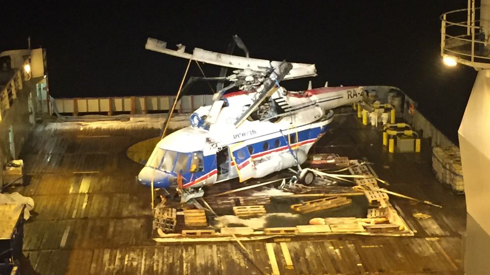 Det russiske helikopteret som styrtet i havet ved Svalbard fredag for en uke siden, ble natt til lørdag hevet.