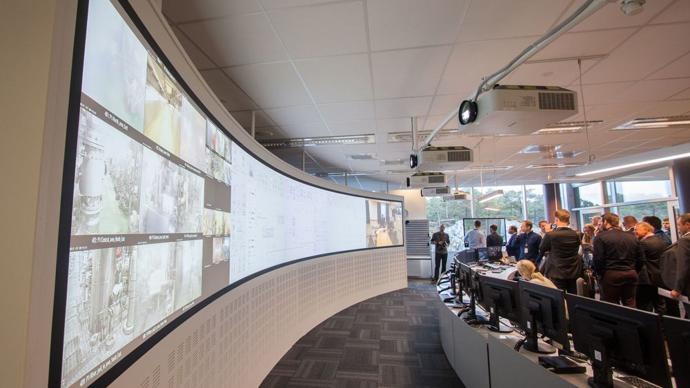 Kamera fra Valemon-plattformen, sanntidsdata og kommunikasjon med andre kontrollrom vises på et stort projektorlerret.
