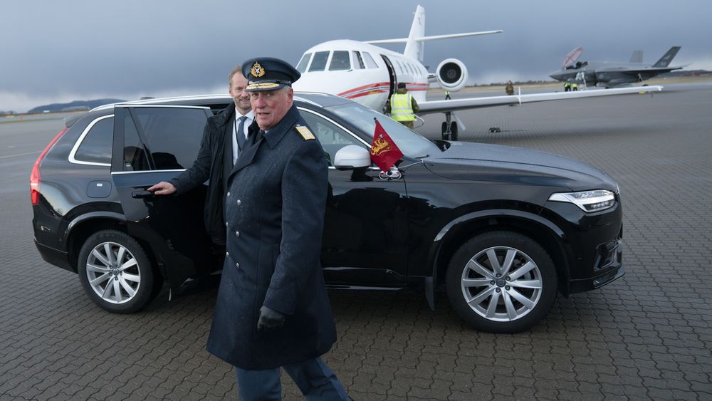 Kong Harald fløy til Ørland flystasjon med Luftforsvarets VIP-fly da han deltok på mottaksseremonien for F-35 forrige fredag.