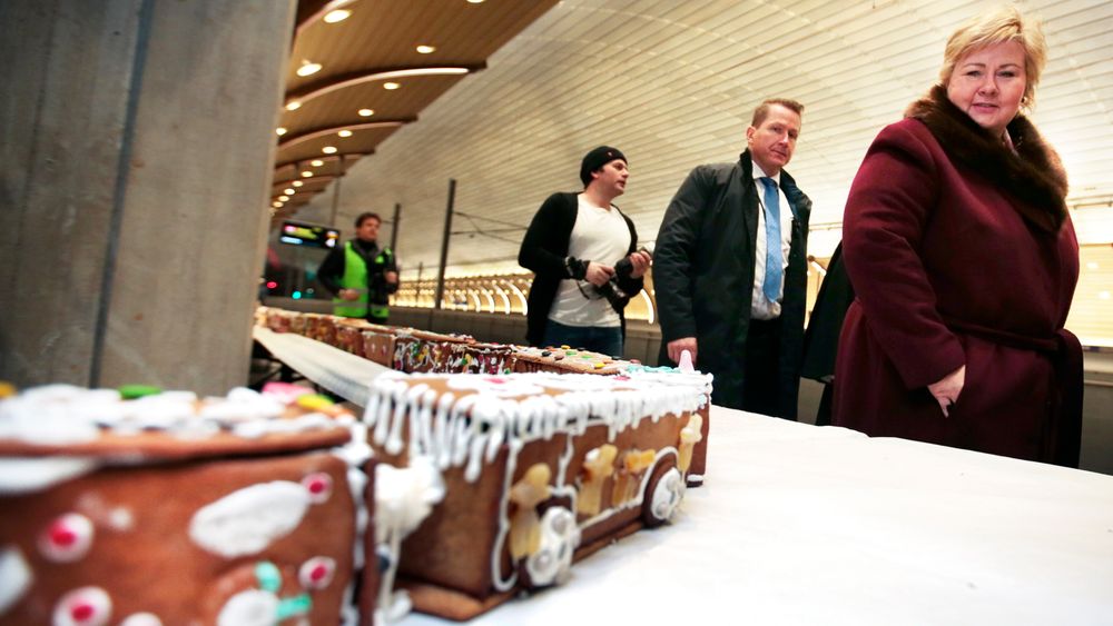 Med statsminister Erna Solberg (H) i front ble Holmestrand togstasjon offisielt åpnet lørdag 17. desember 2016. Da fikk statsministeren også se verdens lengste pepperkaketog på 370,75 meter.
Foto: Lise Åserud / NTB scanpix
