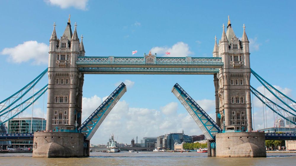 Infrastrukturselskapet Arqiva har sikret avtaler med 14 bydeler i London, her representert ved Tower Bridge, om å kunne montere småceller i gatelysene deres. Nøyaktig hvor mange lysstolper det gjelder, er ikke kjent, men flere av avtalene gjelder over 15.000 gatelys hver.
