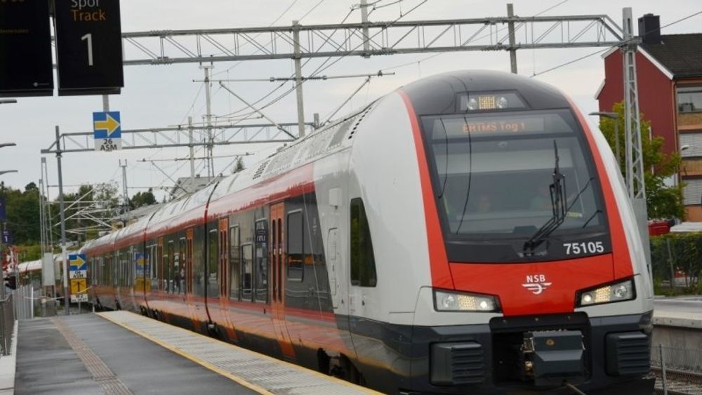 Norges første pilotstrekning med det nye signalsystemet ble åpnet på Østfoldbanen i 2015. Ett år efter åpningen var punktligheten på strekningen falt til 64 prosent, og hver fjerde avgang ble avlyst. Foto: Bane Nor