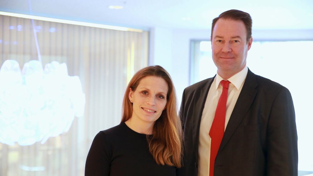 Prosjektleder Johanna Herbst (til venstre) og banksjef Trond Mellingsæter i Danske Bank i Norge.