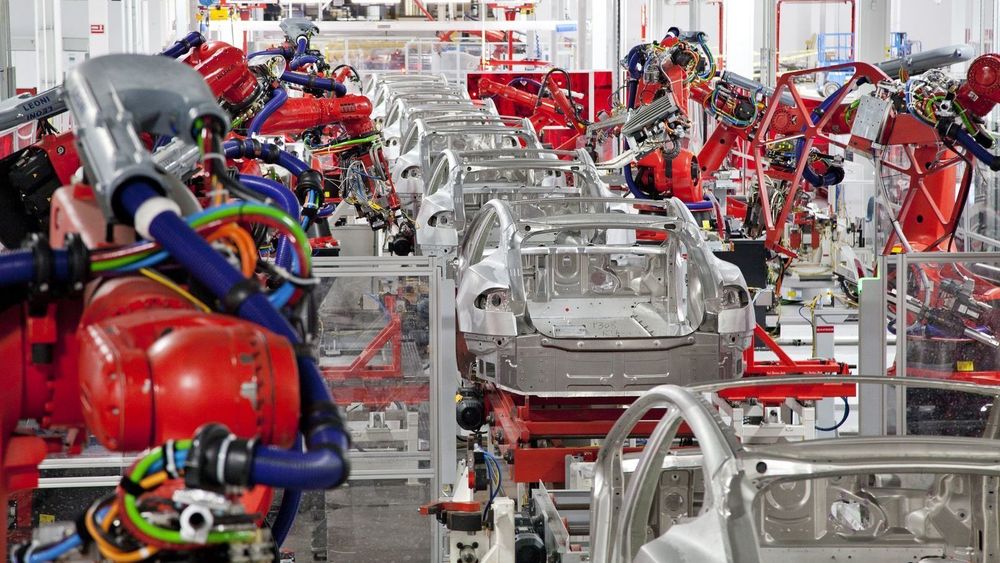 Her jobber  robotene på Teslas fabrikk i Fremont, California.