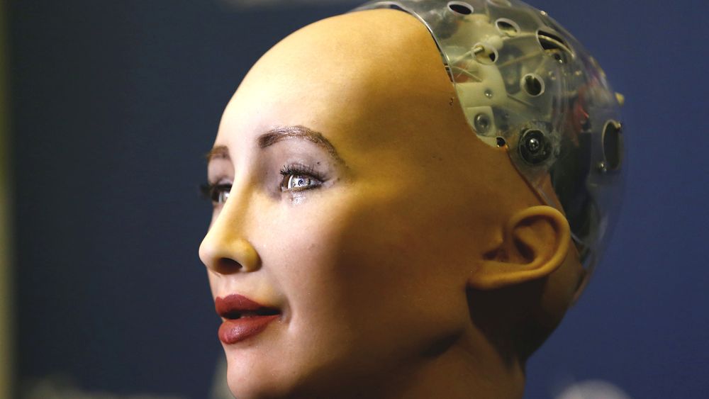 Sophia, utviklet av Hanson Robotics, er en av mange roboter som er selvlærende ved hjelp av kunstig intelligens. Sophie ble presentert ved konferansen "AI for Good"  arrangert av International Telecommunication Union (ITU) i Geneve i Sveits i juni.