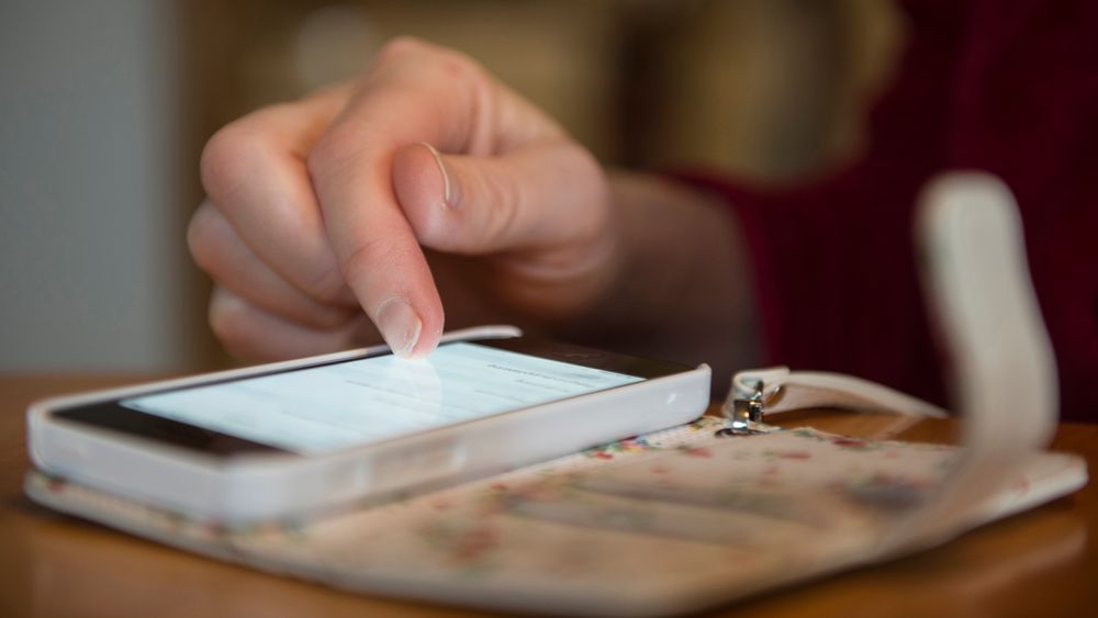 Har mobilen tatt overhånd? 25 prosent av nordiske forbrukere mener partneren bruker mobilen for mye. 26 prosent sier det samme gjelder for barna.