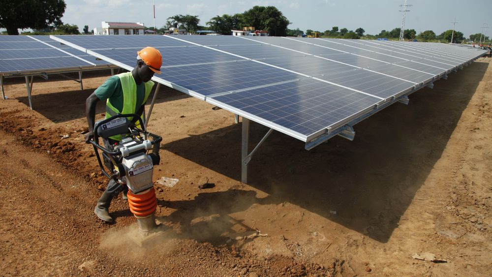 En arbeider flater ut grunnen under byggingen av Soroti Solar Power Plant i Uganda. Her var Multiconsult også involvert.
