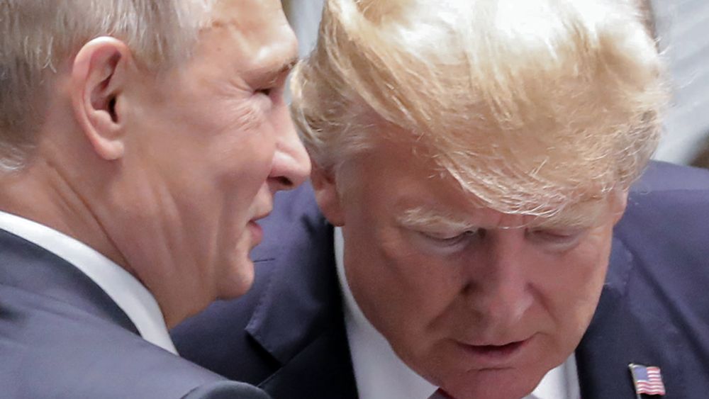Verken Putin eller Trump har noen grunn til å glede seg over informasjonen som en russisk hacker oppga i en rettssal i Moskva i august i år. Her er de to presidentene avbildet under en APEC-møte i november i år.