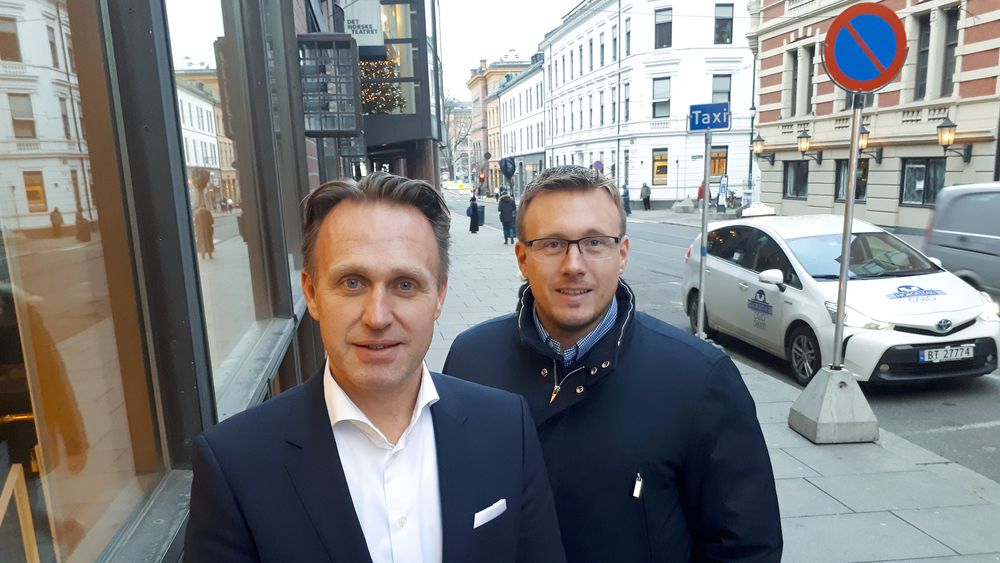 Bjørn Inge Lindhjem i Mitel Norge (til venstre) leverer skybaserte bedriftsløsninger til Ove Vik i Erate, selskapet som leverer de tekniske løsningene bak virtuelle mobiloperatører som nå sist, Atea mobil.
