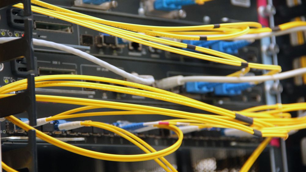 Fiberkabler er koblet til Cisco Catalyst-svitsjen som i 2017 utgjorde samtrafikkpunktet NIX1.