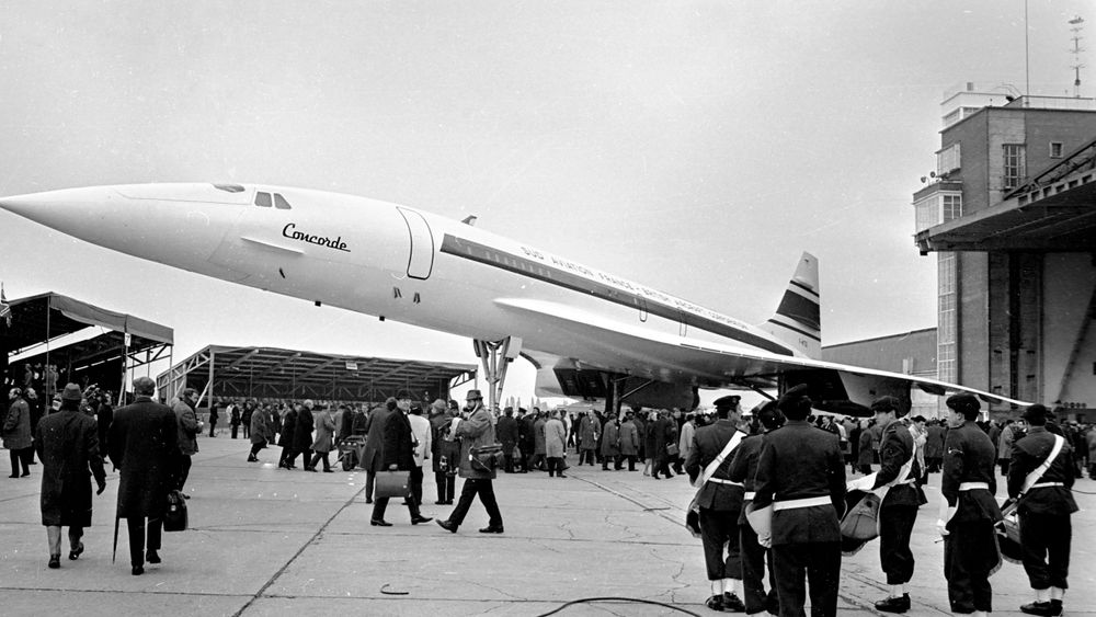 Concorde rulles ut av fabrikken i Toulouse og vises fram offentlig for første gang 11. desember 1967.
