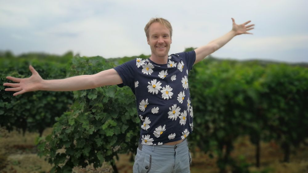 Jøran Lillesand er glad i både å programmere, å trene og i god mat og drikke. Her er han på vinferie.