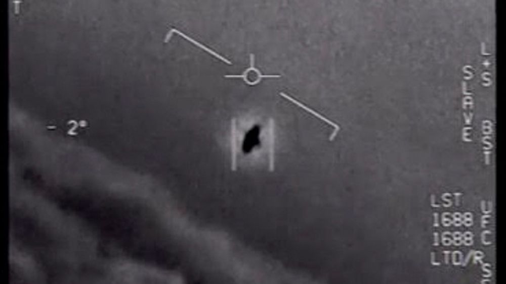 Pentagon har offentliggjort en video som viser en UFO utenfor kysten av San Diego i 2004, filmet fra en militær F/A-18 Super Hornet . Det amerikanske forsvarsdepartementet har etterforsket denne og lignende observasjoner. 