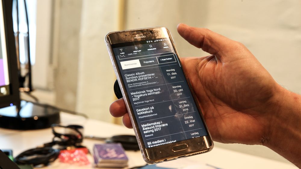 SYSTEMATISK: Skjermen på Kjetil Aarseths smarttelefon viser noe av førjulsprogrammet av arrangementer der billettløsningen fra Tikkio blir brukt. App-en er også koblet til GPS slik at du kan få opp arrangementer i nærheten der du er.