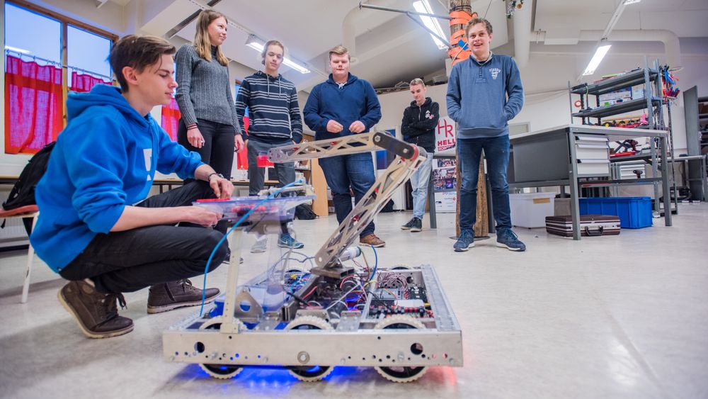 Teknologifrelste: Stian Nakken, Signe Kjøpsnes, Simen Sørebø, Even Veie, Knut Steffenrem og Marius Brekken fascineres av koding, elektronikk og mekanikk. Her med roboten som de øver seg med i forkant av konkurransen i Tyrkia.