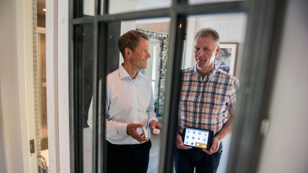 Eatons administrerende direktør Jon Helsingeng og produktsjef Bård Ståle Kvitberg jobber med smarte hjem. I del to av denne guiden går vi nærmere gjennom hva du bør vite for å få de smarte komponentene i hjemmet til å snakke sammen.