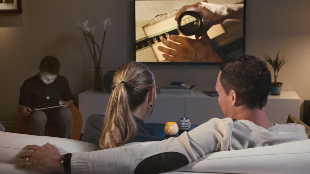 Fremtidens TV-familier ser ikke nødvendigvis på alt innholdet samtidig - eller på samme skjerm, slik som dette bildet viser. Nå står slaget om morgendagens strømmekunder.