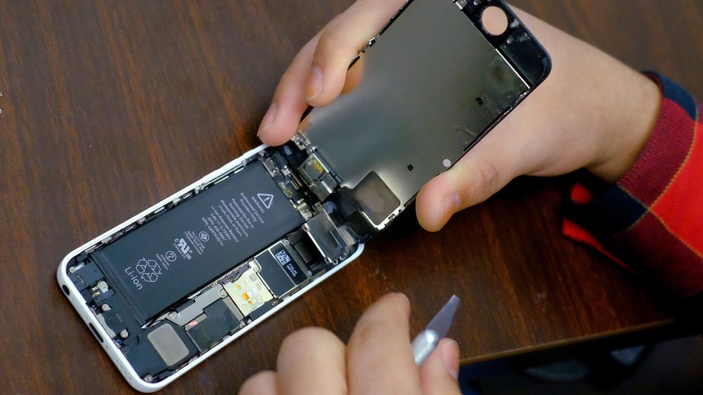 Analytiker tror mange vil velge utsette kjøpet av ny Iphone fordi de nå kan løse ytelsesproblemene ved hjelp av en billig utskifting av batteriet.