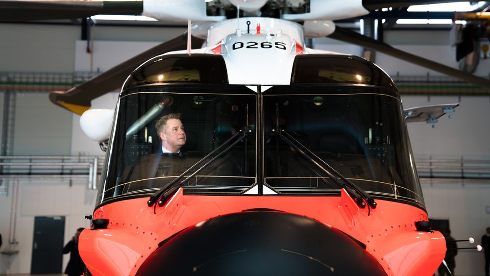 Justis- og beredskapsminister Per-Willy Amundsen i cockpiten på et AW101 som var på en svipptur til Sola 12. juni i fjor i forbindelse med åpningen av 330-skvadronens nye hovedbase.