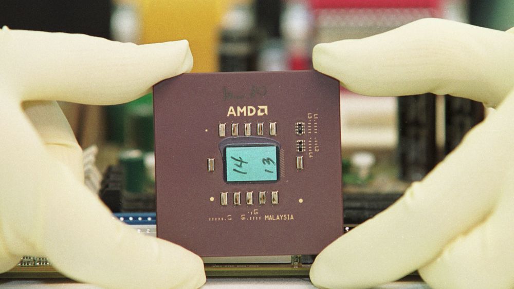 En AMD Athlon-prosessor avbildet under en internasjonal pressekonferanse i Dresden i Tyskland sommeren 2000.