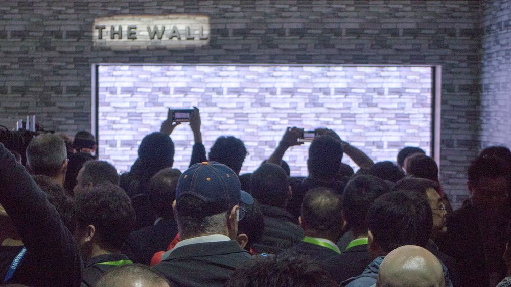 Ekte LED-TV: Samsungs nye 146 tommer "the Wall" store demonstasjon av MicroLED var imponerende og vi var ikke de eneste som synes dette var et flott syn.