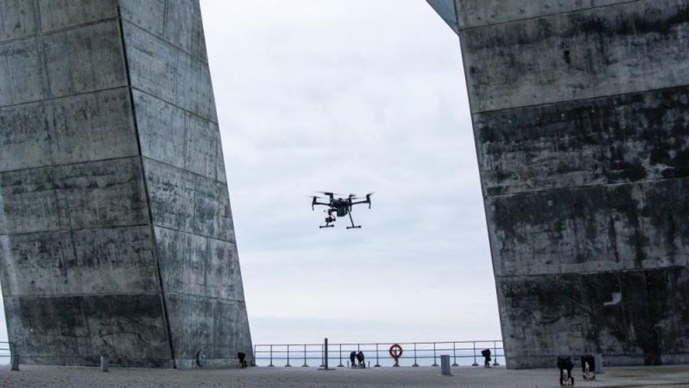 Det testes nå bruk av droner og stridsvogn-lignende roboter med sugeføtter til inspeksjon av ankerblokkene til brua.