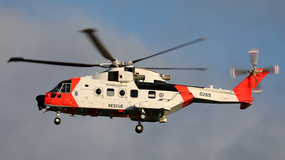 Her tar det nye AW101 redningshelikopteret av fra fabrikken i Yeovil, på vei til Norge.  