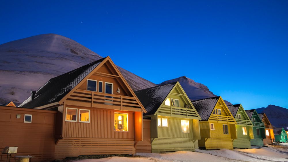 Den gamle måten å fundamentere bygg på på Svalbard er ikke god nok, etterhvert som klimaet endrer seg.