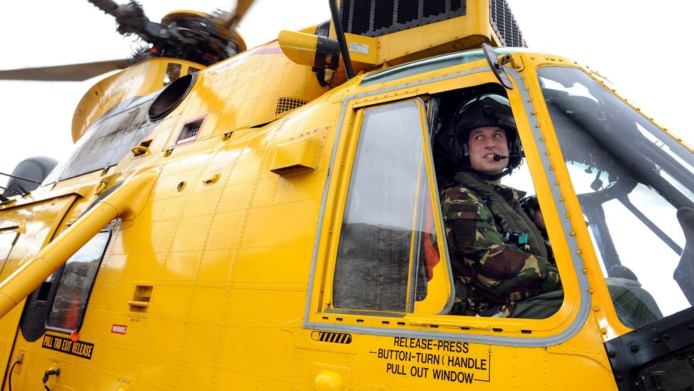 Prins William i cockpiten på et Sea King redningshelikopter under en øvelse i mars 2011.