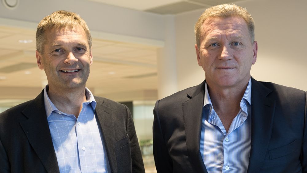 Kjøpet av Phonero tilførte Telia 203.000 kunder. Her er administrerende direktør Abraham Foss i Telia Norge og tidligere Phonero-sjef Thore Berthelsen foreviget da kjøpet ble kunngjort.