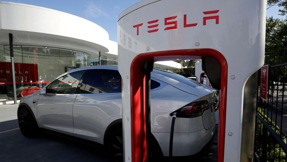 Tesla Model X lades utenfor en Tesla-butikk i Sydney i Australia. Ekspert hevder selvkjøringsteknologien Tesla bruker i dag aldri vil kunne gjøre bilene helt selvkjørende.