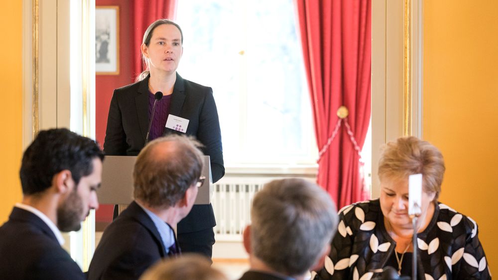 Camilla Tepfers i rådgivningsfirmaet inFuture innledet under regjeringens toppmøte om forskning og høyere utdanning. Til høyre statsminister Erna Solberg.