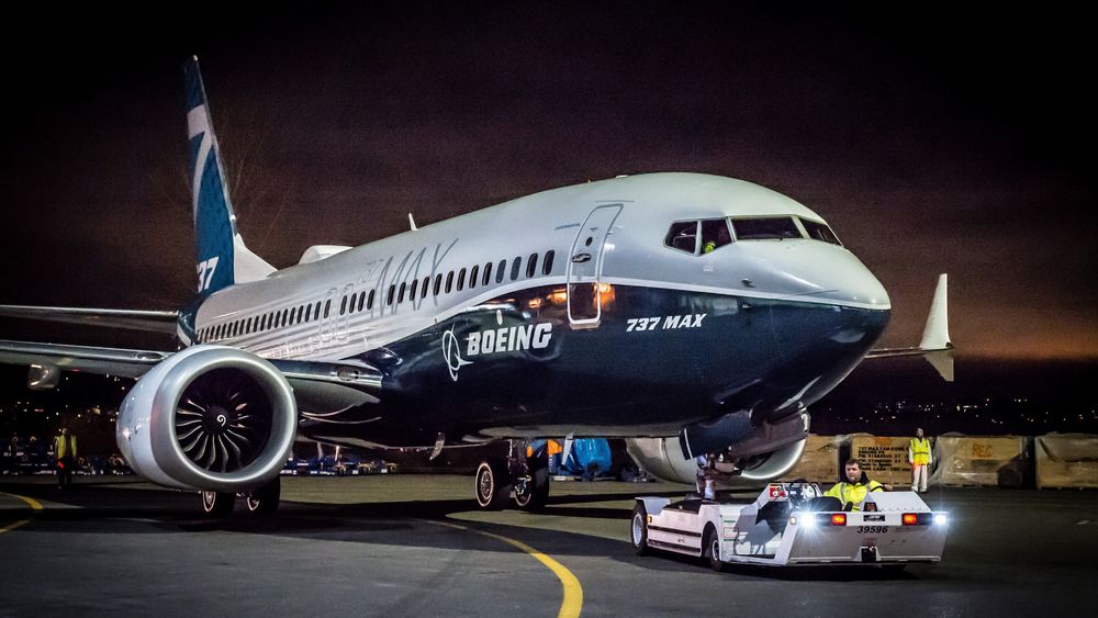 Første 737 MAX-7 taues ut fra lakkeringshangaren i helga for en seremoni for Boeing-ansatte.