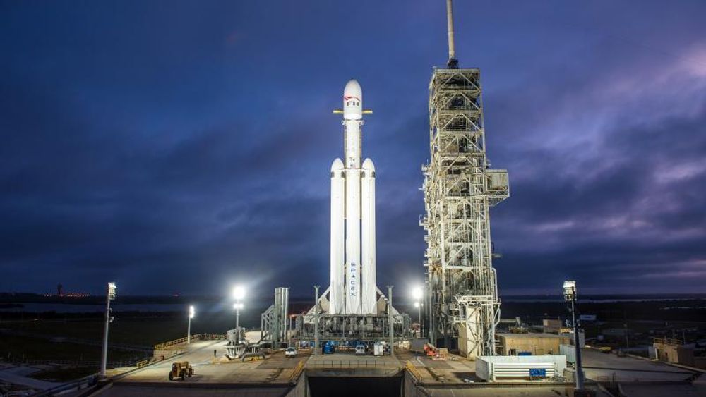 SpaceX skal bruke Falcon Heavy til å sende romturister i bane rundt månen.