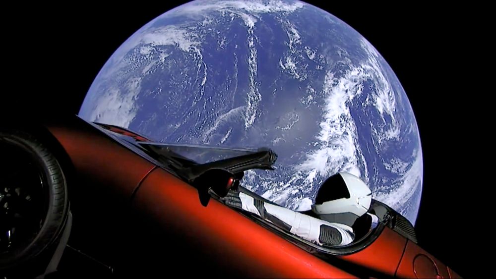 Bildet viser Teslaen som svever rundt i rommet etter oppskytningen av Falcon Heavy tirsdag.