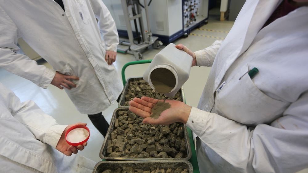 I prosess: Her er silisiumkarbid behandlet med kjemikalier i en væskeprosess, filtrert og tørket før de skal inn i en termisk varmebehandling slik at det kommer ut i pulverform. Foto: Tormod Haugstad