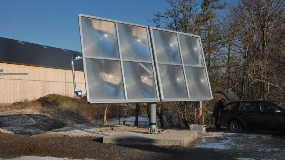 Ved en gård rett ved Sorø har Heliac testet prototypen på solvarmeanlegget sitt. De store kvadratene konsentrerer sollyset i et punkt to meter bak linsene. Her overføres varmen til en sirkulerende væske. Hele panelet vender seg, slik at det følger Solens gang på himmelen.