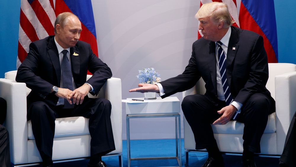 Mens Donald Trump har sagt at han tror på Vladimir Putin som sier at Russland ikke forsøkte å forstyrre den amerikanske valgkampen i 2016, er konklusjonen en annen når det gjelder NotPetya. Her er de to avbildet under G20-møtet i Hamburg i juli 2017, bare dager etter at NotPetya-angrepet brøt løs.